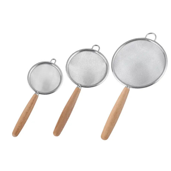 Set strecurători inox cu 3 dimensiuni diferite, prezentate pe un fundal alb elegant