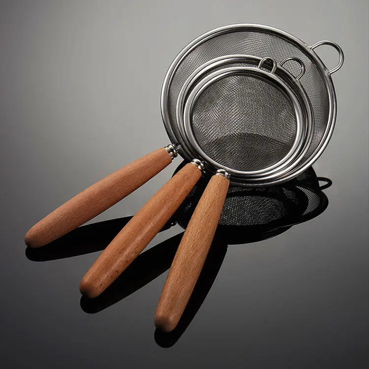 set-strecuratoare-inox-3-dimensiuni-font-negru-lux.jpg Set de 3 strecurătoare inox de dimensiuni diferite, prezentate una peste alta pe un fundal negru elegant