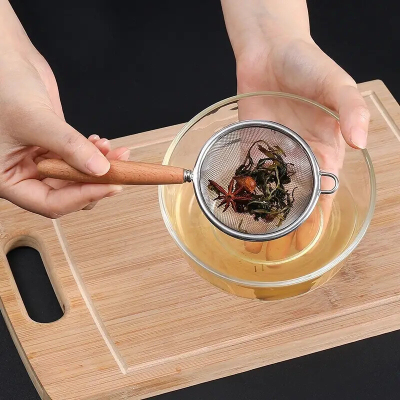 strecuratoare-mica-inox-utilizata-la-ceai.jpg Strecurătoare mică inox utilizată pentru prepararea ceaiului, perfectă pentru infuzarea frunzelor de ceai