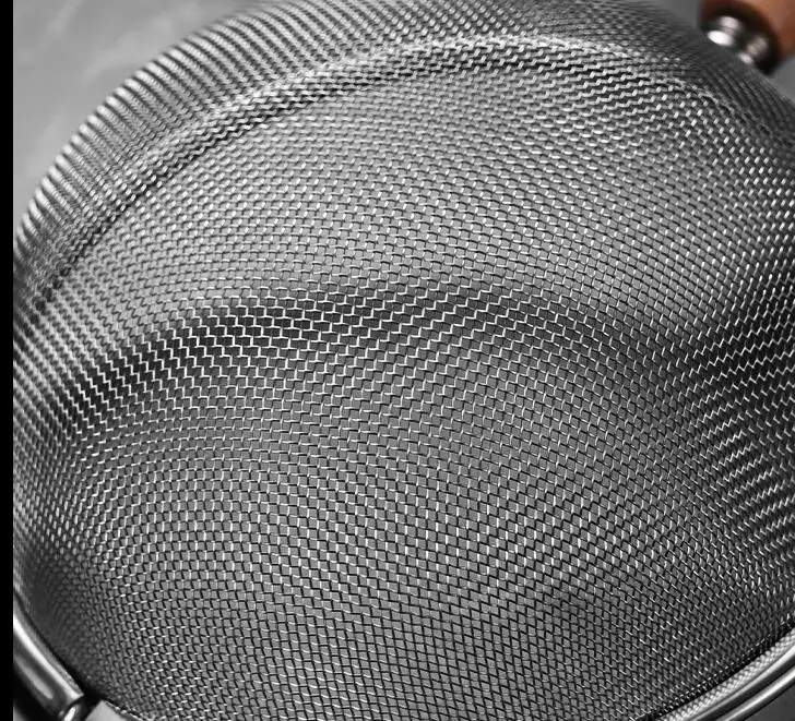 set-strecuratori-inox-cu-maner-lemn-zoom-sita-material.jpg Zoom pe sita strecurătorilor inox cu mâner din lemn, evidențiind materialul de înaltă calitate