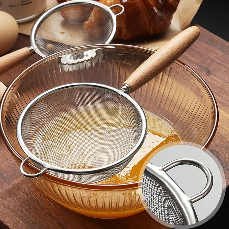 strecuratoare-inox-pe-bol-zoom-gaica-agatare.jpg Strecurătoare inox pe bol, cu zoom pe gaica de agățare pentru utilizare ușoară și depozitare convenabilă