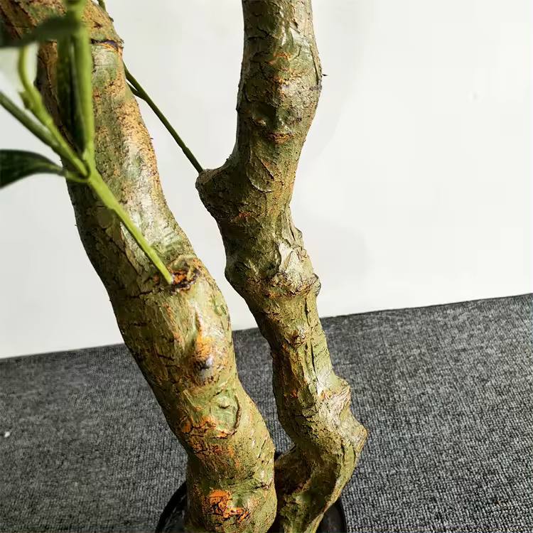 Detaliu cu trunchiul realist al unui copac de măslin artificial, evidențiind textura naturală și aspectul rustic al scoarței.