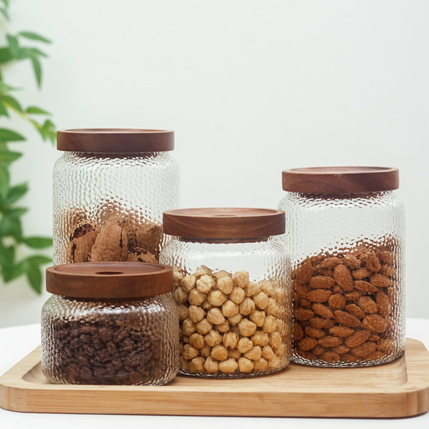 Set 3 borcane anti-alunecare cu capac etanș din lemn, umplute cu migdale, cafea, nuci, alune Set 3 borcane anti-alunecare cu capac etanș din lemn, umplute cu migdale, cafea, nuci și alune.