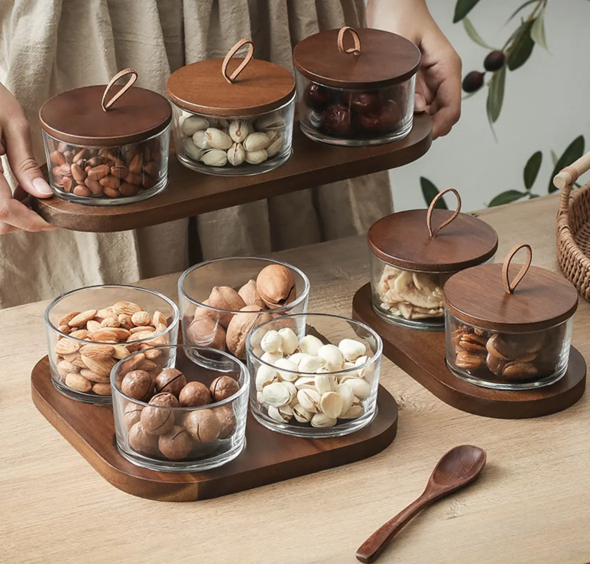 Set de borcane din sticlă cu capace din lemn, ideale pentru servirea și depozitarea nucilor și fructelor uscate
