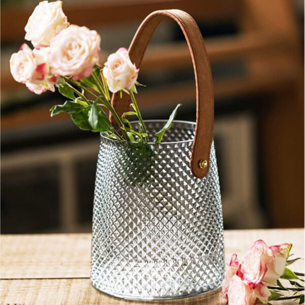 Vază decorativă din sticlă texturată cu mâner din piele și trandafiri roz