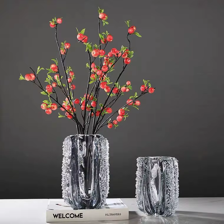Set de două vaze din sticlă texturată, una decorată cu crenguțe artificiale cu fructe roșii