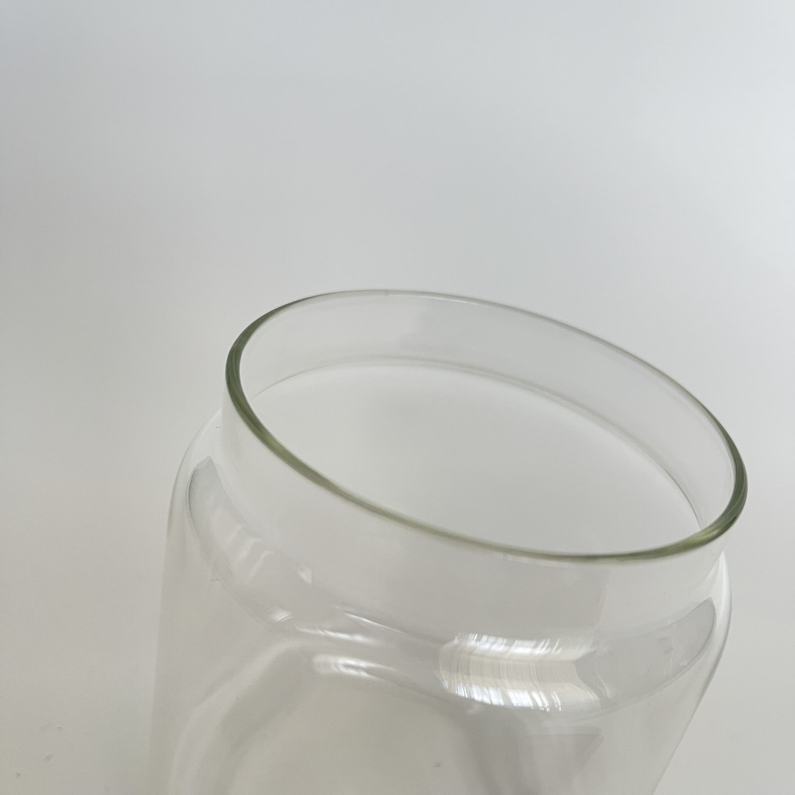 Gura borcanului din sticlă transparentă, vedere detaliată a marginii