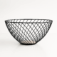Coș rotund de fructe din metal negru cu design aerisit și bază din lemn, ideal pentru decor modern de bucătărie.