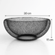 Coș metalic decorativ negru cu dimensiunile 30 cm lățime și 15 cm înălțime, ideal pentru fructe sau decor.
