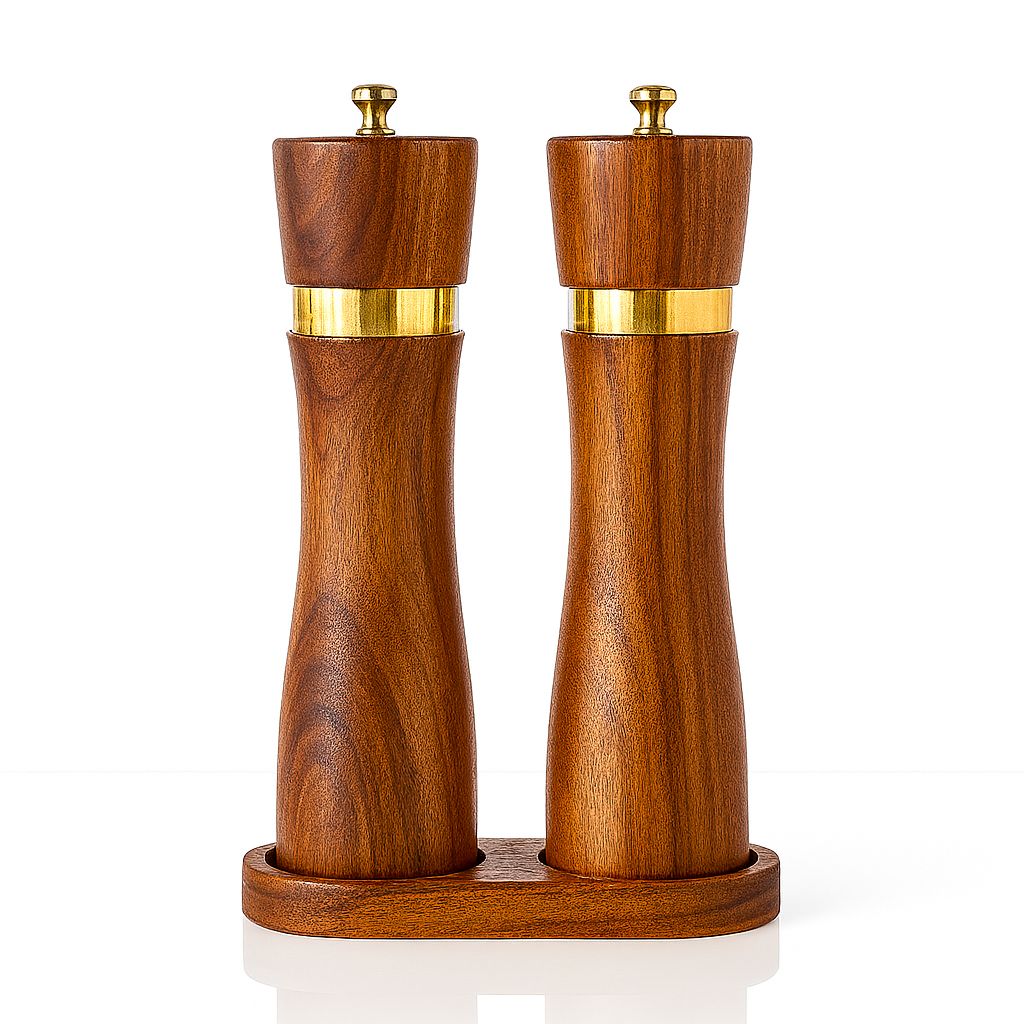 Set de râșnițe din lemn cu inel auriu și suport, ideal pentru sare și piper, cu design elegant și clasic.