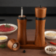 Set de râșnițe din lemn cu mecanism metalic vizibil, suport din lemn, ideal pentru măcinarea piperului și sării.
