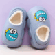 Papuci albastri de iarnă pentru copii cu imprimeu monstrulet, vedere de sus pe fundal mov