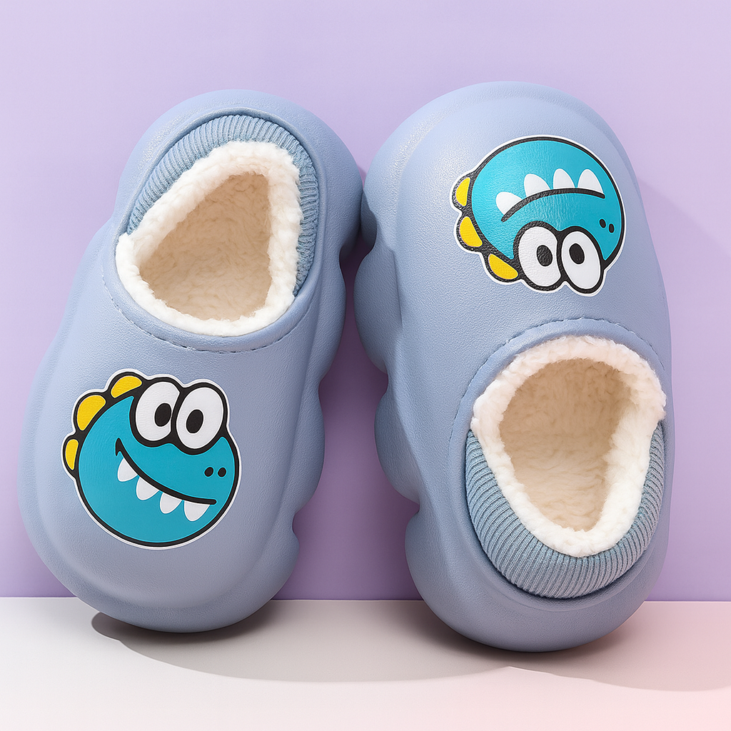 Papuci albastri de iarnă pentru copii cu imprimeu monstrulet, vedere de sus pe fundal mov
