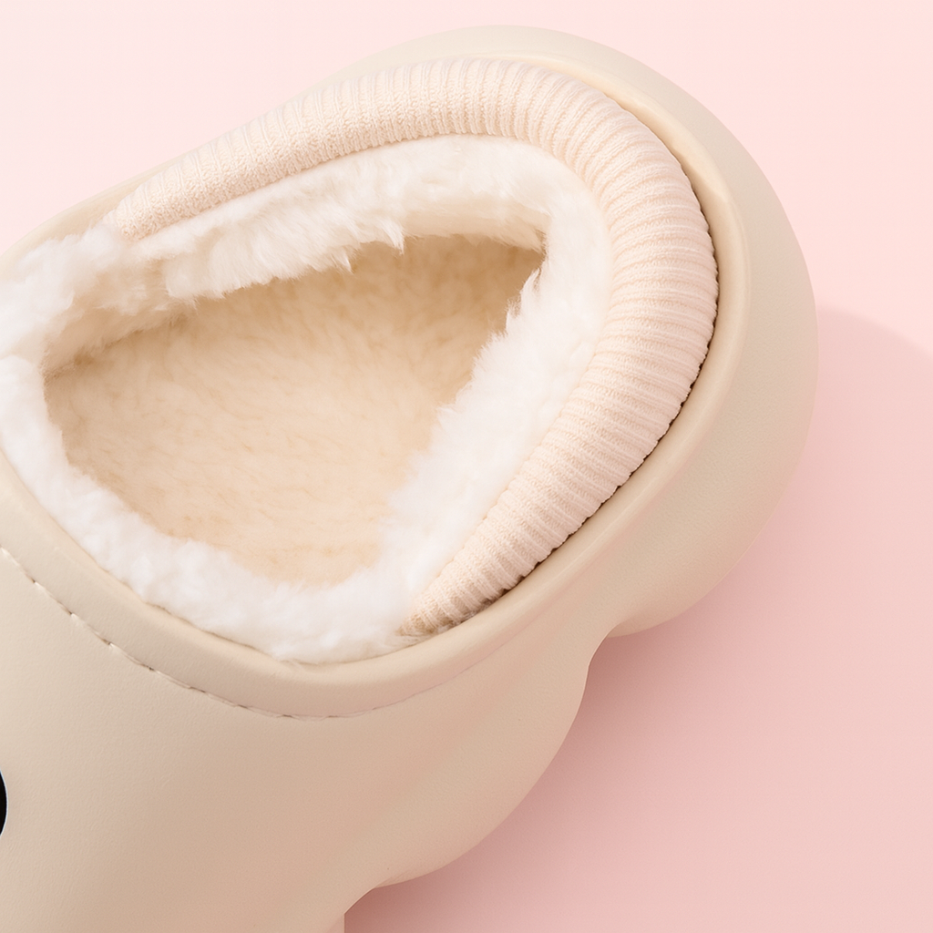 Detaliu interior papuci copii cu blană artificială moale și margine elastică bej