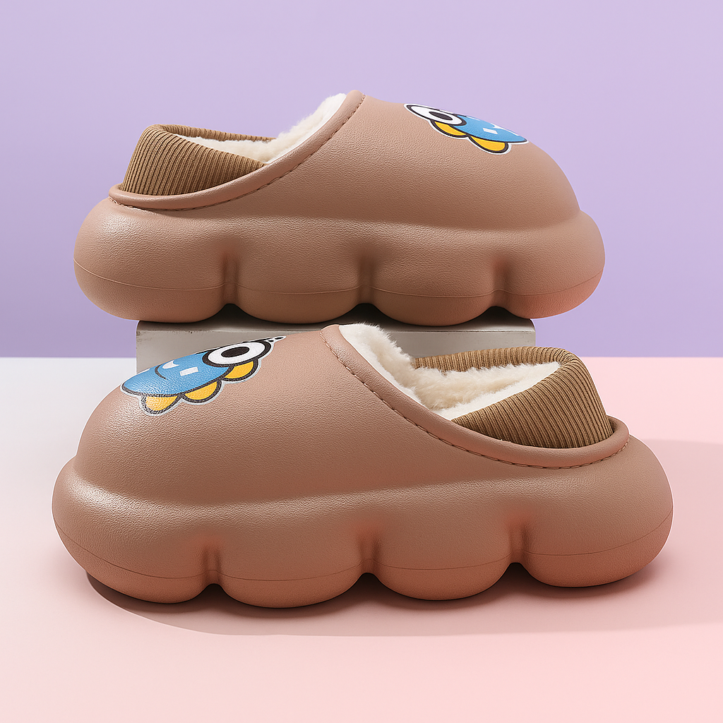 Papuci maro de iarnă pentru copii cu imprimeu monstrulet albastru, vedere laterală pe fundal roz și mov