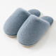 Papuci de casă pufoși albastri cu interior moale și talpă confortabilă, realizați din material catifelat