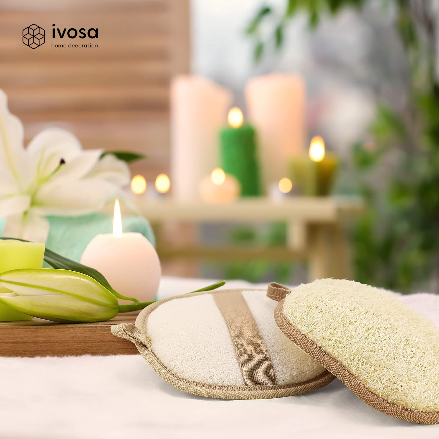 Burete exfoliant din lufă naturală pe fundal spa cu lumânări aprinse și flori albe