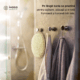 Burete exfoliant din lufă naturală agățat elegant în baie, cu buclă practică și design minimalist