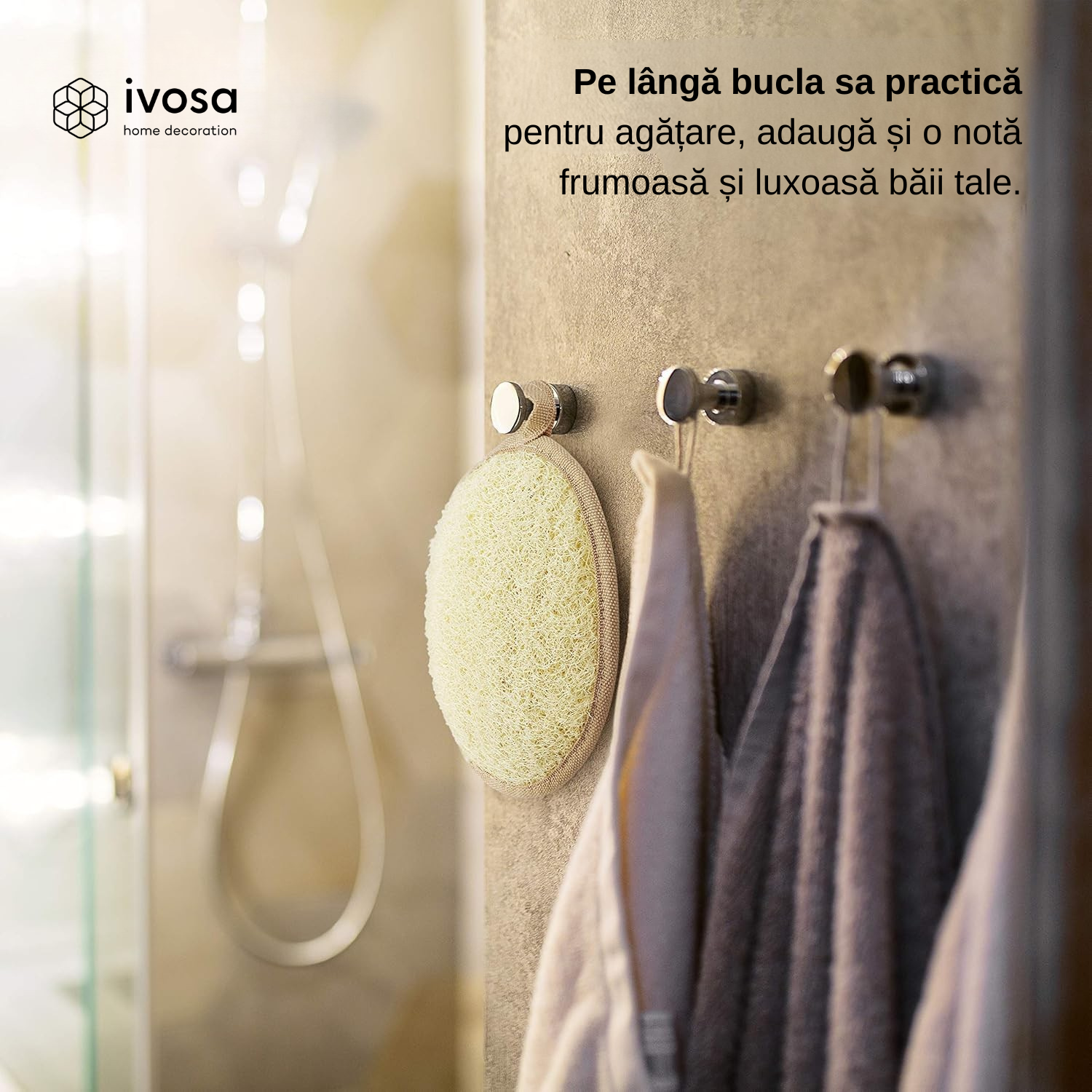 Burete exfoliant din lufă naturală agățat elegant în baie, cu buclă practică și design minimalist