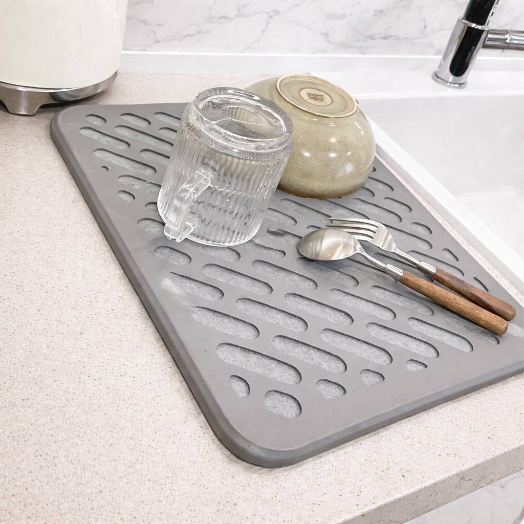 Pad pentru uscare vase din diatomit IVOSA cu pahare și tacâmuri la uscat