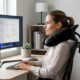 Pernă cervicală ergonomică utilizată la birou pentru susținerea gâtului